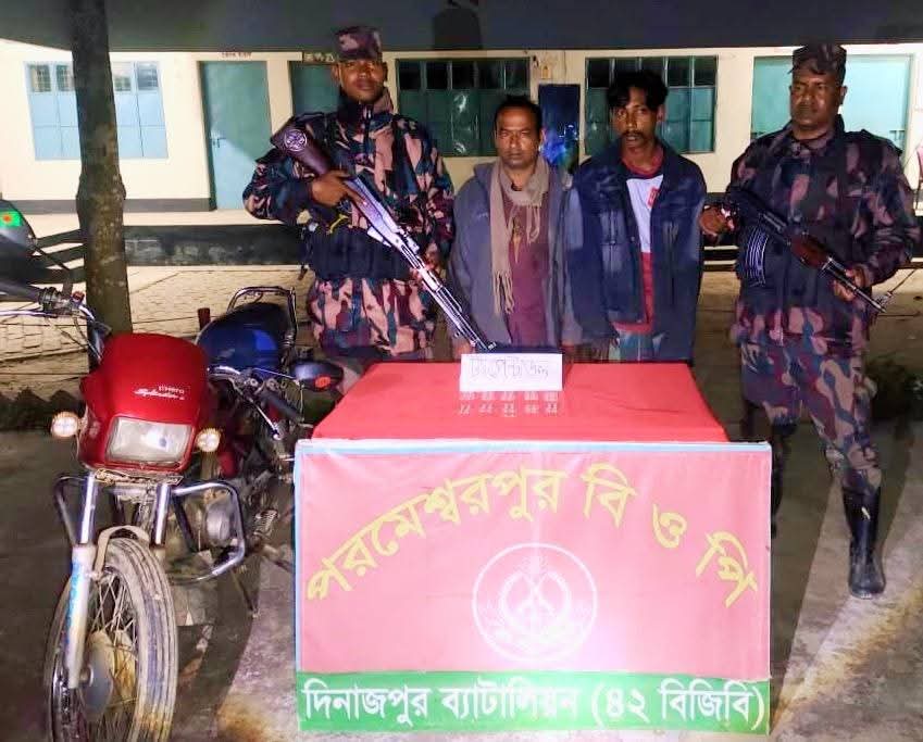 দিনাজপুরের বোচাগঞ্জ সীমান্তে বিজিবির বিশেষ অভিযানে ভারতীয় ট্যাপেন্টাডলসহ দুইজন আটক