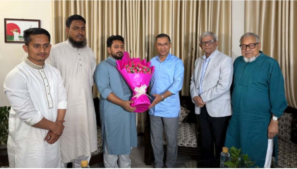 এনসিপি আহ্বায়ক নাহিদ ইসলামের বাসায় তারেক রহমানের সৌজন্য সাক্ষাৎ