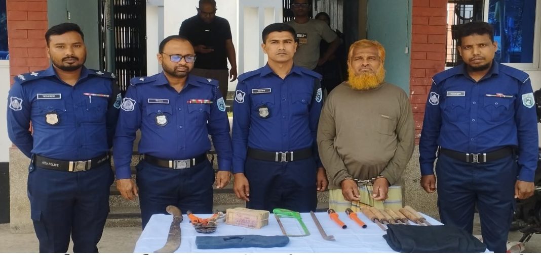 বোচাগঞ্জে নগদ ৪ লাখ টাকা ও দেশীয় অস্ত্রসহ কুখ্যাত চোর আটক